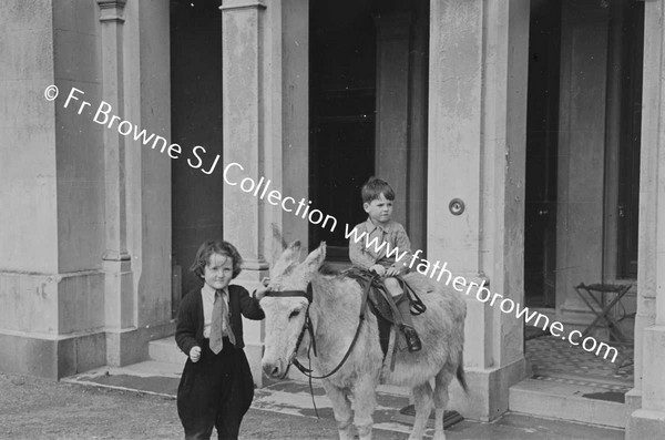 MEDLYCROFT CHILDREN JOHN & FRANCIS WITH ANNE MILMO & OLD MRS MEDLEYCROFT(NEE MALCOLMSON)AT ROCKEFF'S PORTLAW